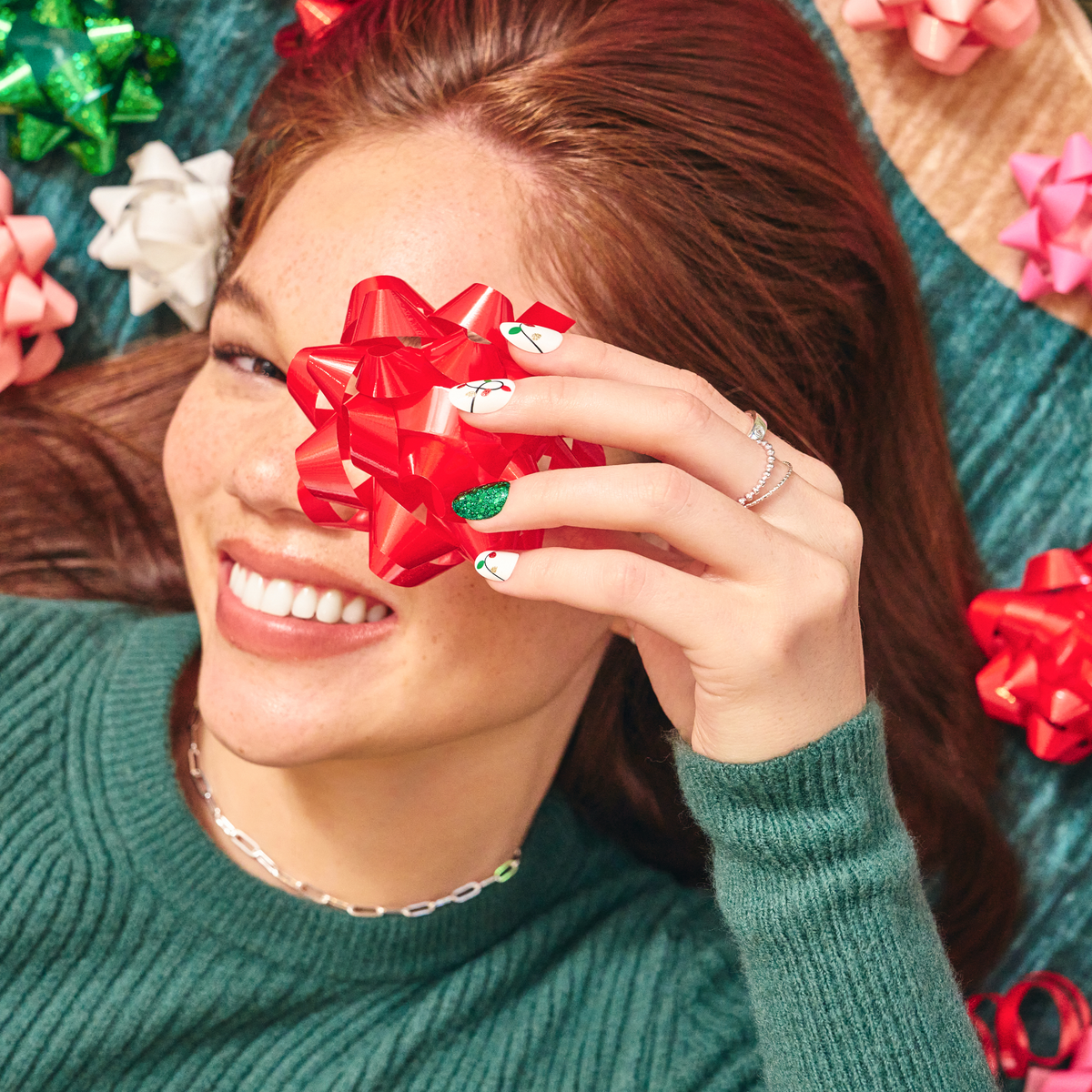 Impress Design Holiday No Glue Fake Press On Nails - Golden Carol | Design, Green &amp; White, Short, Oval, Manicure